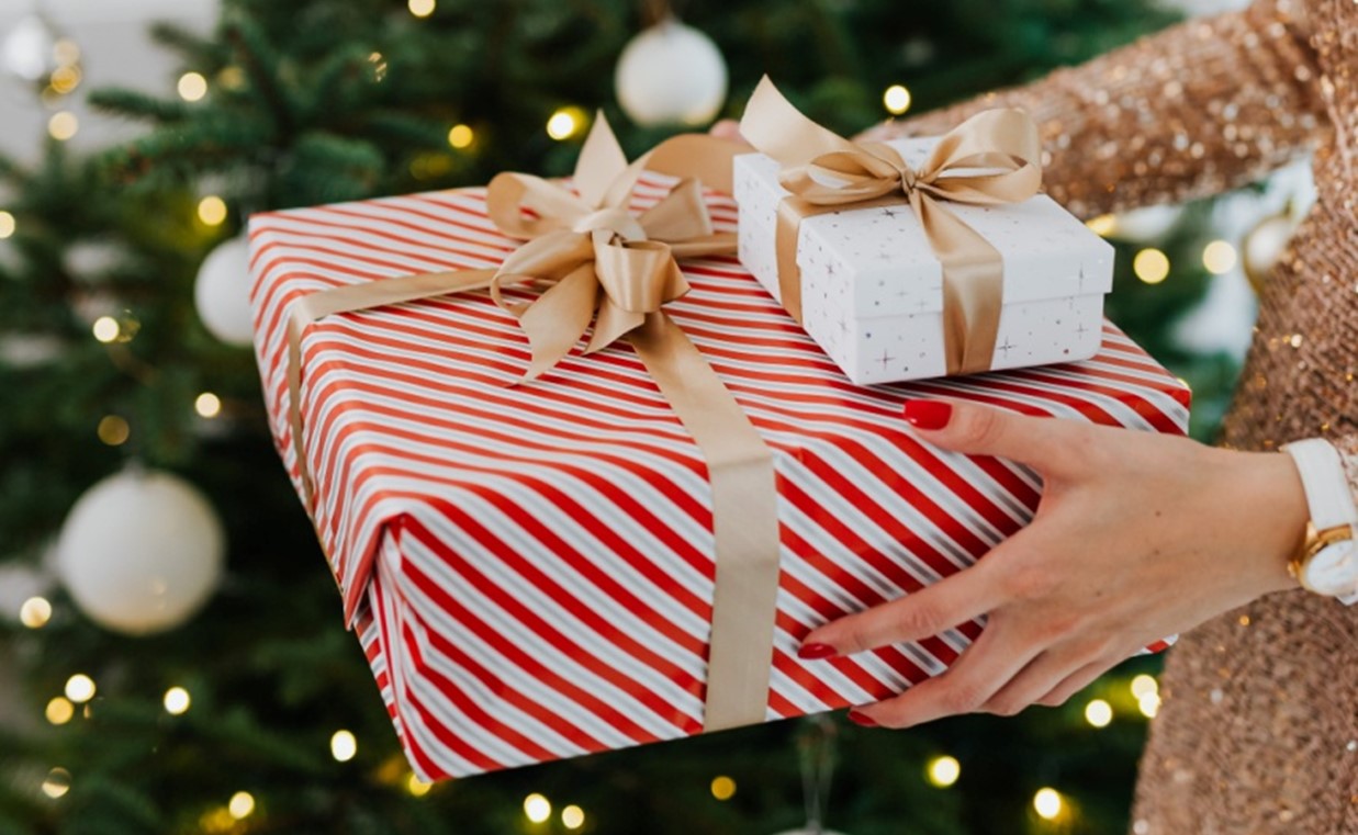 Best Holiday and Christmas Gift Ideas for Women in 2023